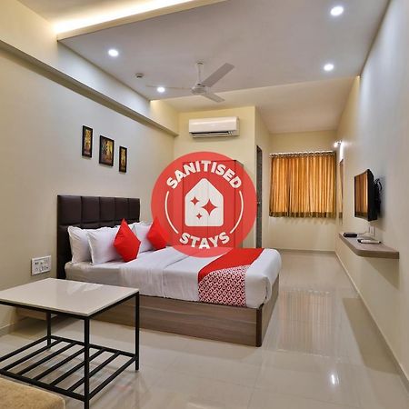 Oyo 28429 Hotel Citadel Surat Bagian luar foto