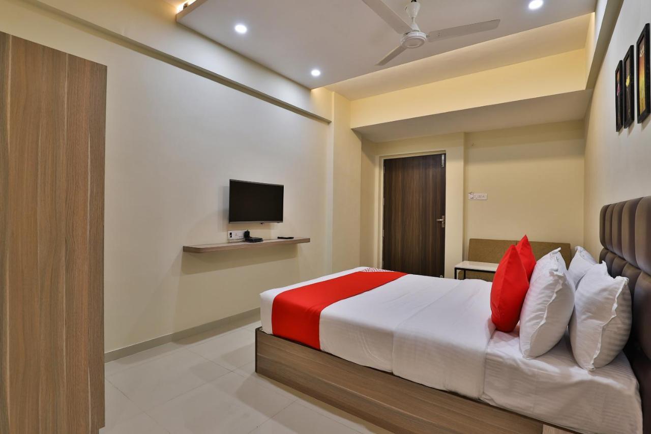 Oyo 28429 Hotel Citadel Surat Bagian luar foto