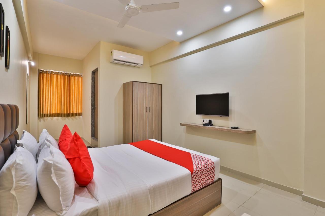Oyo 28429 Hotel Citadel Surat Bagian luar foto