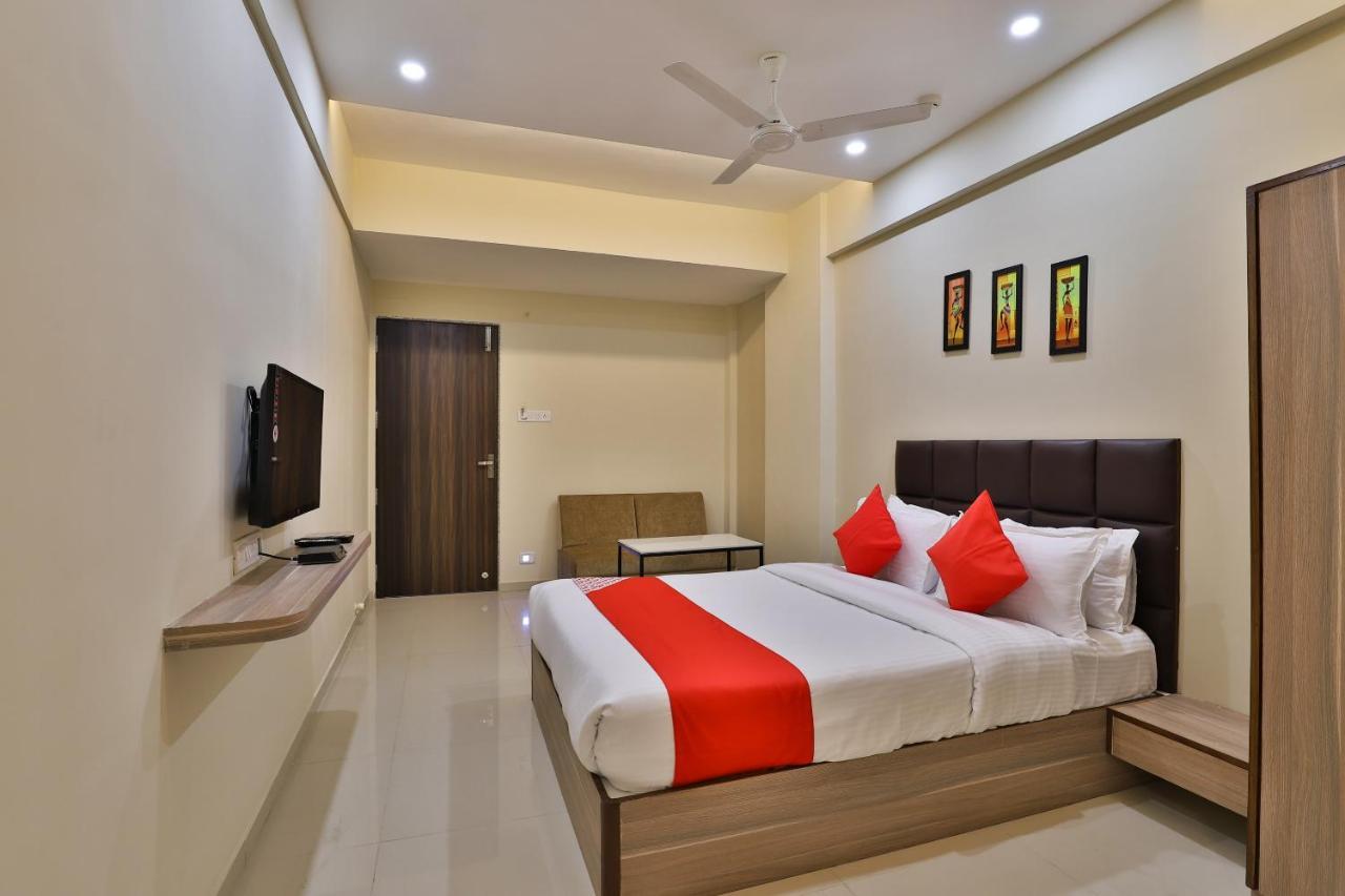 Oyo 28429 Hotel Citadel Surat Bagian luar foto