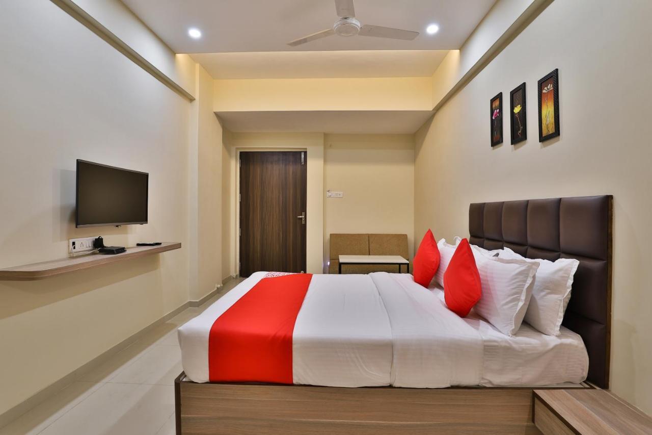 Oyo 28429 Hotel Citadel Surat Bagian luar foto