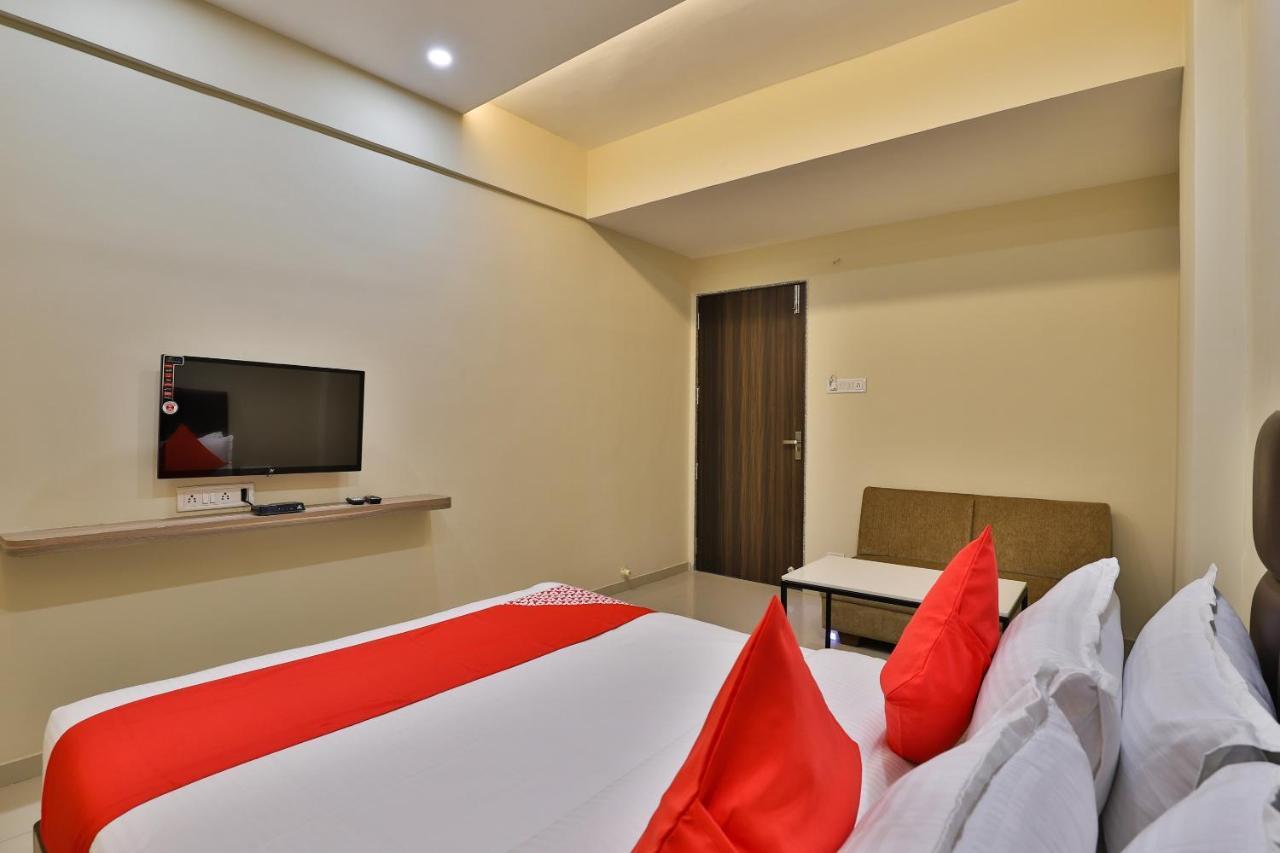 Oyo 28429 Hotel Citadel Surat Bagian luar foto