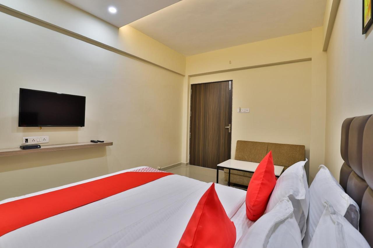 Oyo 28429 Hotel Citadel Surat Bagian luar foto
