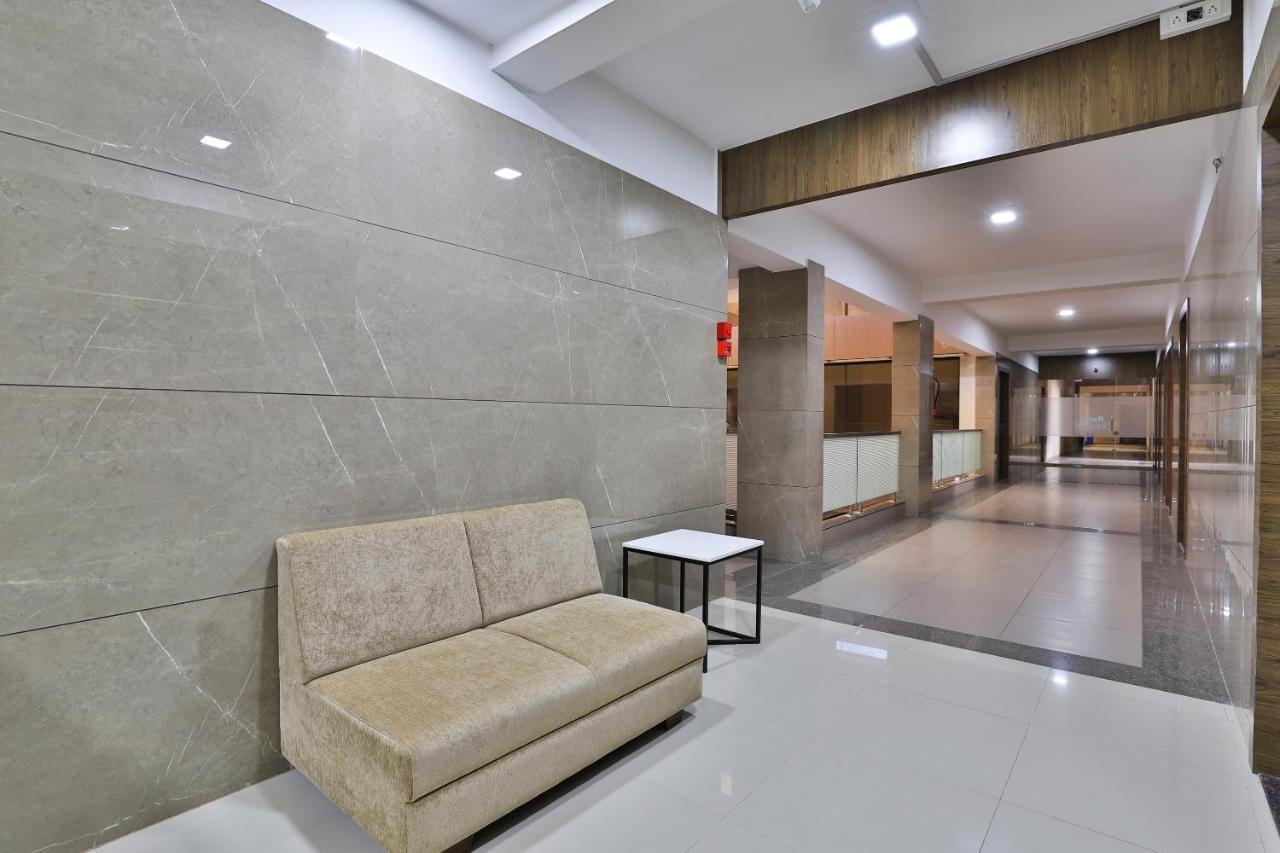 Oyo 28429 Hotel Citadel Surat Bagian luar foto