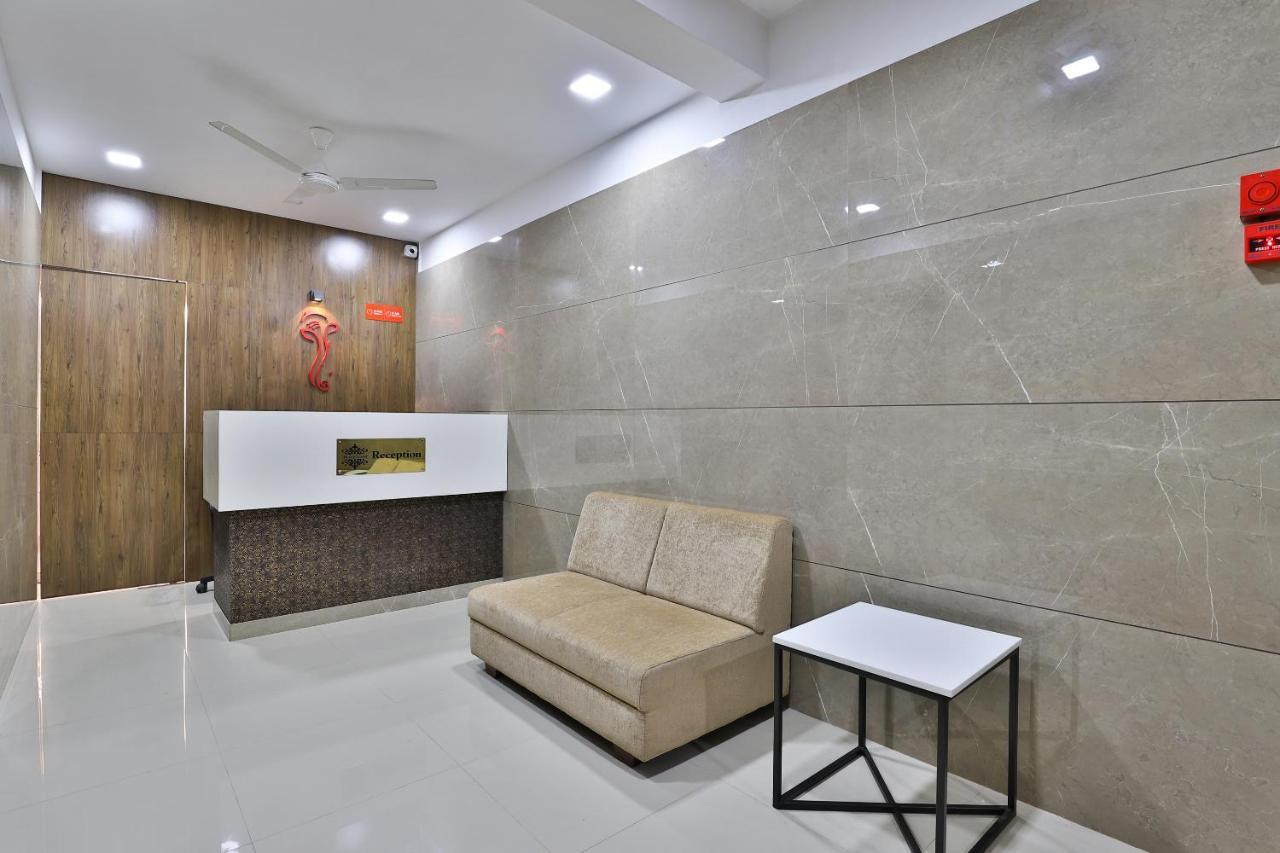 Oyo 28429 Hotel Citadel Surat Bagian luar foto