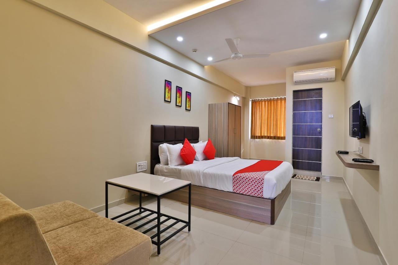 Oyo 28429 Hotel Citadel Surat Bagian luar foto