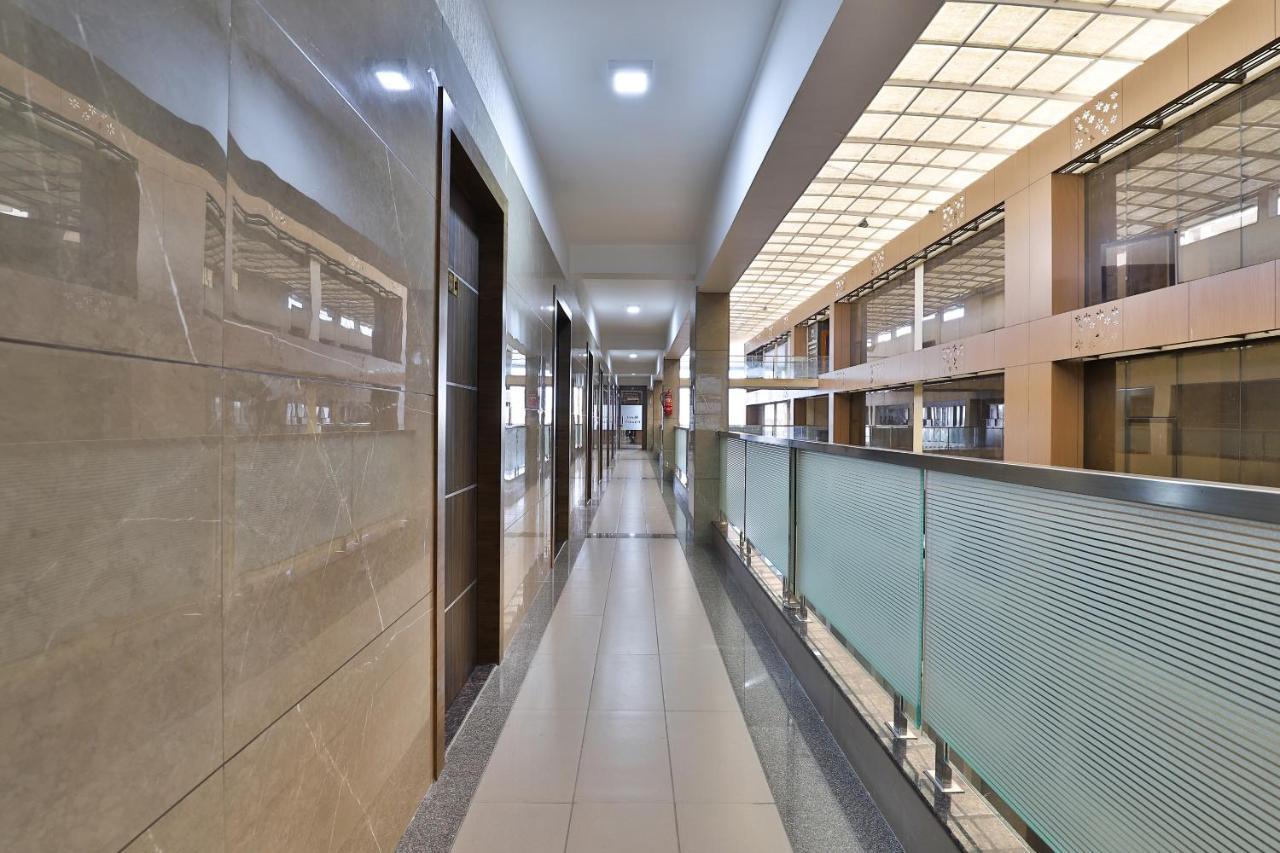 Oyo 28429 Hotel Citadel Surat Bagian luar foto