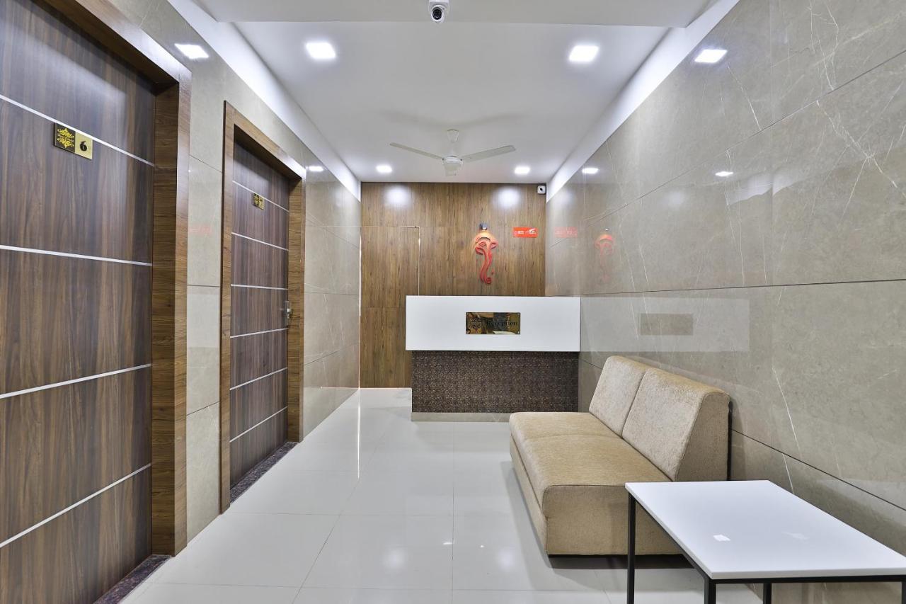 Oyo 28429 Hotel Citadel Surat Bagian luar foto