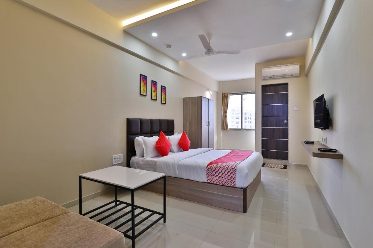 Oyo 28429 Hotel Citadel Surat Bagian luar foto
